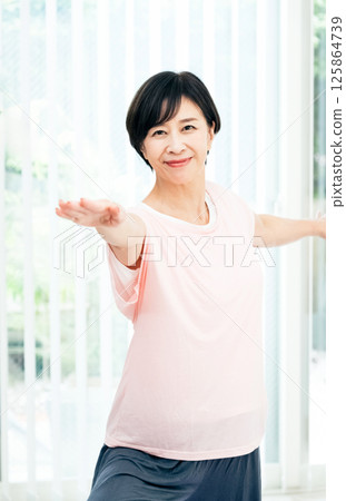 正在訓練的中年婦女 125864739