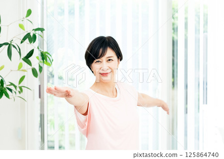 Middle-aged women doing training 125864740