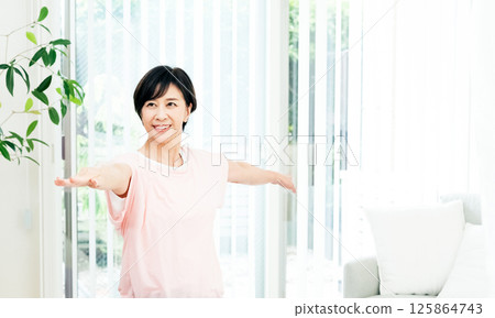 正在訓練的中年婦女 125864743