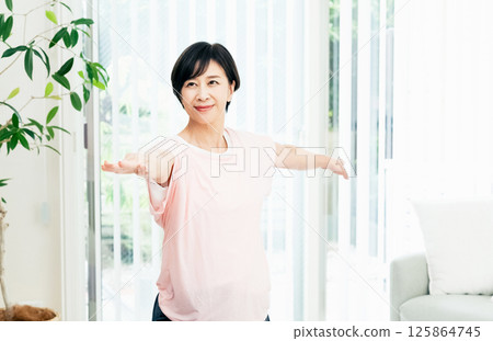 正在訓練的中年婦女 125864745