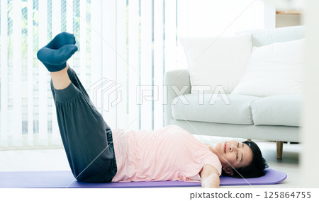 正在訓練的中年婦女 正在訓練的中年婦女 125864755