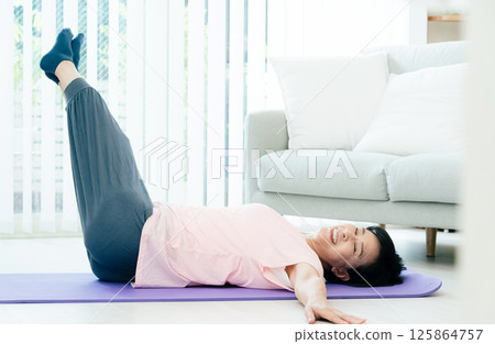 正在訓練的中年婦女 正在訓練的中年婦女 125864757