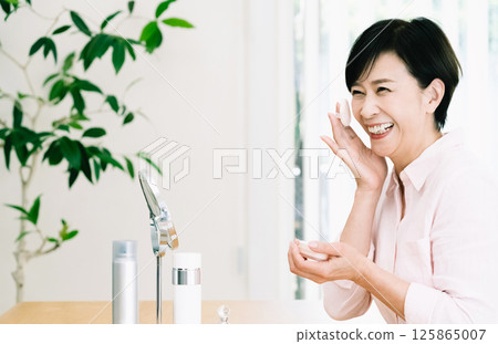 做護膚的資深婦女 125865007