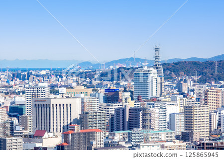 從大分市中心眺望佐賀關半島和四國山脈 從大分市中心眺望佐賀關半島和四國山脈 125865945