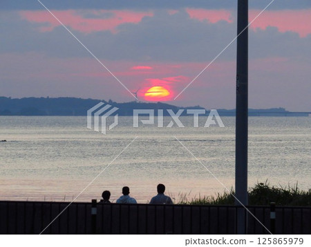 Youthful conversation: Sunset in Ogimi Village, Okinawa Prefecture Youthful conversation: Sunset in Ogimi Village, Okinawa Prefecture 125865979