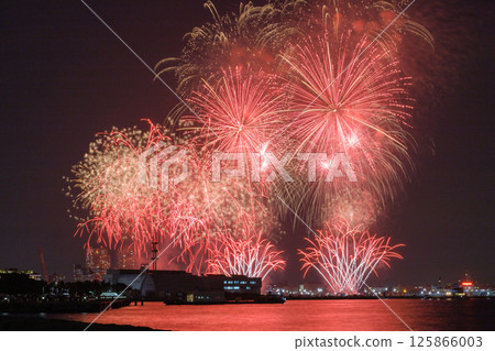 橫濱港未來：煙火點亮夏日夜空 125866003