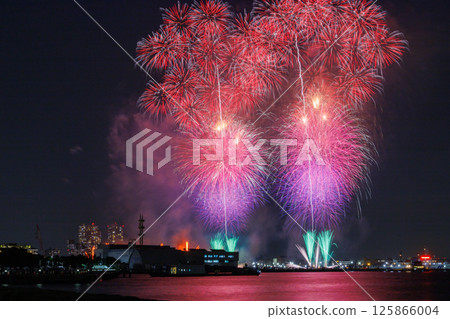 橫濱智能節夜空中的煙火 125866004