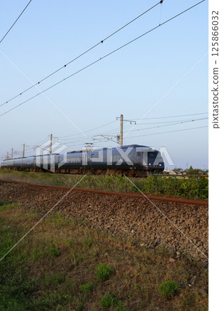 海鷗特快列車通過彎道 海鷗特快列車通過彎道 125866032