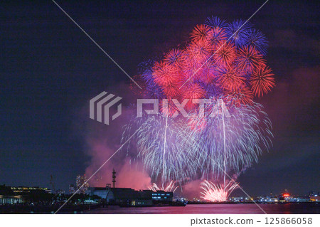 橫濱智慧節：夜空中綻放的星雷 125866058