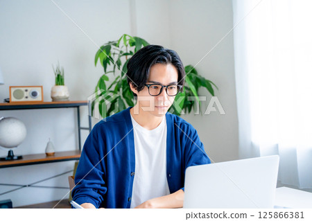 Men using laptops 125866381