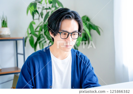 使用筆記本電腦的男人 125866382