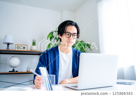 使用筆記本電腦的男人 使用筆記本電腦的男人 125866383