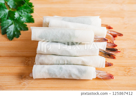 春捲皮包裹的南美白蝦 春捲皮包裹的南美白蝦 125867412