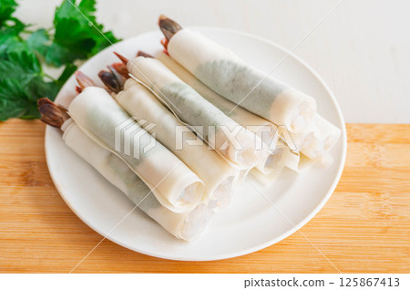 春捲皮包裹的南美白蝦 125867413