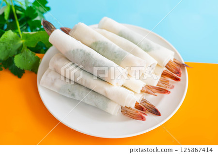 春捲皮包裹的南美白蝦 125867414