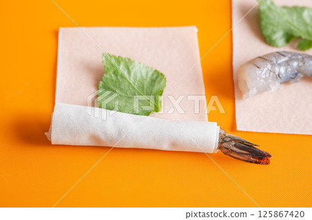 春捲皮包裹的蝦子和三葉 125867420