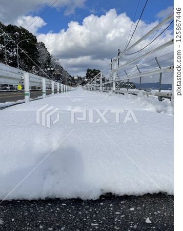 下雪的行人 125867446