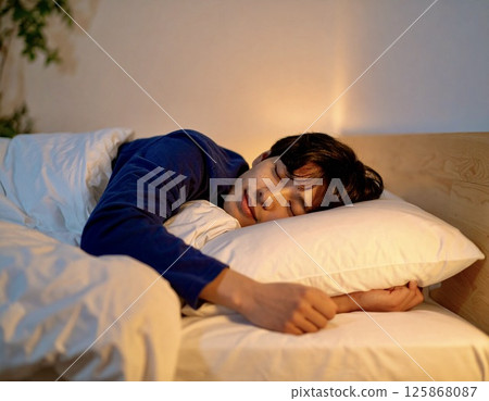 日本男子在床上舒適睡眠的輕鬆肖像 125868087