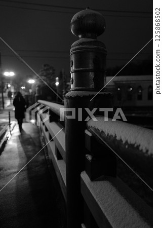 Snowy night bridge 125868502
