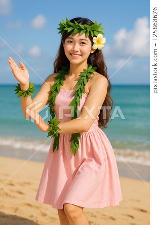 可愛的草裙舞舞者在沙灘上跳舞 125868676