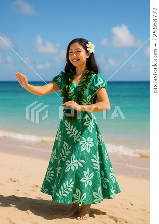 身穿綠色洋裝的草裙舞者在海灘上跳舞 125868772