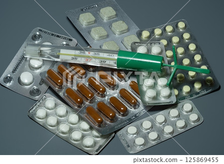 Tablets on a background with a thermometer 125869455