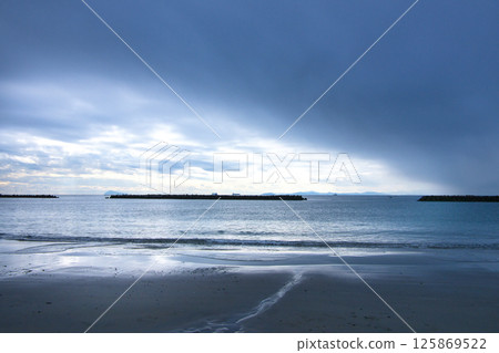 清晨，海浪拍打著沙灘 125869522