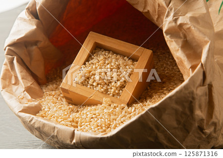 Brown rice Brown rice 125871316