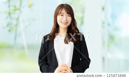 Smiling woman/business woman 125871606