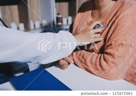 The doctor examines the patient's heart to analyze and listen to whether the heart rhythm is abnormal or normal in order to diagnose and draw conclusions from the patient for further treatment. 125872061