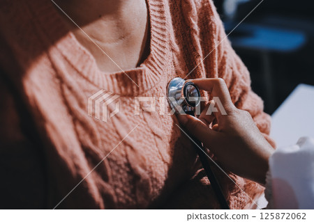 The doctor examines the patient's heart to analyze and listen to whether the heart rhythm is abnormal or normal in order to diagnose and draw conclusions from the patient for further treatment. 125872062