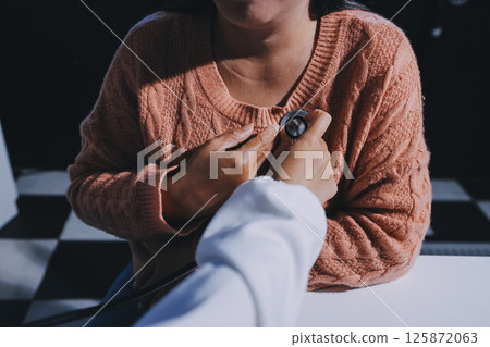 The doctor examines the patient's heart to analyze and listen to whether the heart rhythm is abnormal or normal in order to diagnose and draw conclusions from the patient for further treatment. 125872063