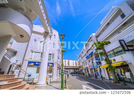 日本橫濱城市景觀，包括大倉山車站和大倉山榆樹街 125872506