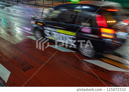 A taxi that runs through Kabukicho at night 125872532