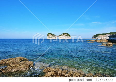 Engetsu Island: The symbol of Nanki Shirahama 125873228