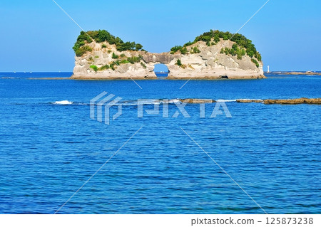 Engetsu Island: The symbol of Nanki Shirahama 125873238