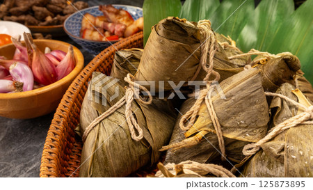 為端午節準備的傳統粽子與各式餡料 125873895