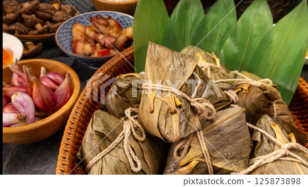 為端午節準備的傳統粽子與各式餡料 125873898