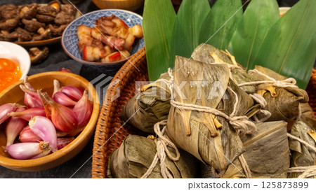 為端午節準備的傳統粽子與各式餡料 125873899