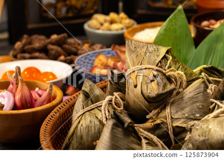 為端午節準備的傳統粽子與各式餡料 125873904