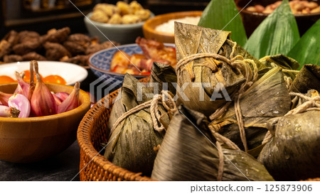 為端午節準備的傳統粽子與各式餡料 125873906
