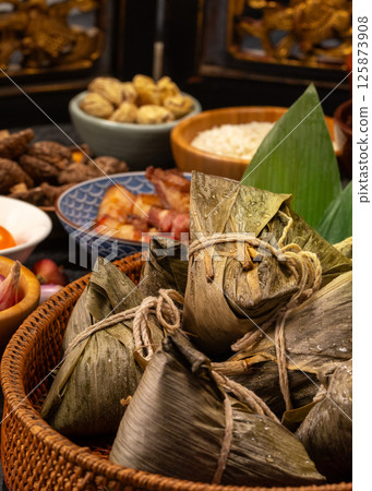 為端午節準備的傳統粽子與各式餡料 125873908