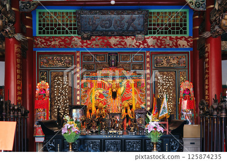 台灣地方寺廟中的神龕 125874235