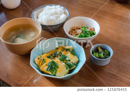 日式早餐套餐：雞蛋納豆味噌湯 125876455
