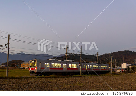 夕陽下的上田交通 125876686