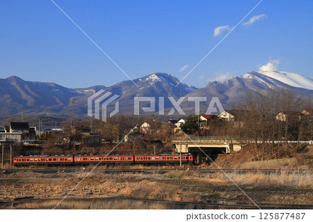 信濃鐵道115系列車(湘南色)以白雪皚皚的淺間山為背景行駛_照片拍攝於2025年2月10日 信濃鐵道115系列車(湘南色)以白雪皚皚的淺間山為背景行駛_照片拍攝於2025年2月10日 125877487