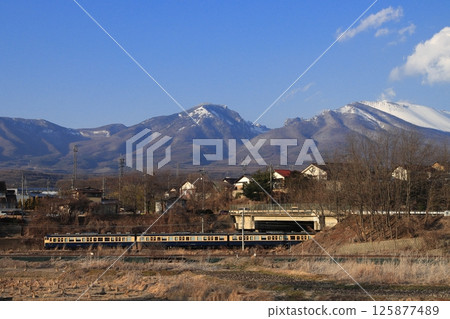 Shinano Railway 115 series train (Yokosuka color) running with snow-capped Mount Asama in the background_Photo taken on February 10, 2025 Shinano Railway 115 series train (Yokosuka color) running with snow-capped Mount Asama in the background_Photo taken on February 10, 2025 125877489