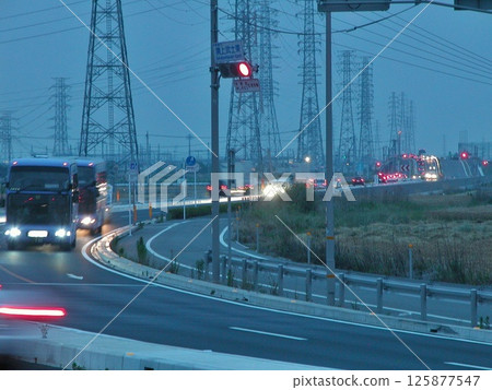 國道354號迂迴堺上伏東交叉口(2015年6月13日)背面畫面 每條車道左右各使用2條車道 國道354號迂迴堺上伏東交叉口(2015年6月13日)背面畫面 每條車道左右各使用2條車道 125877547