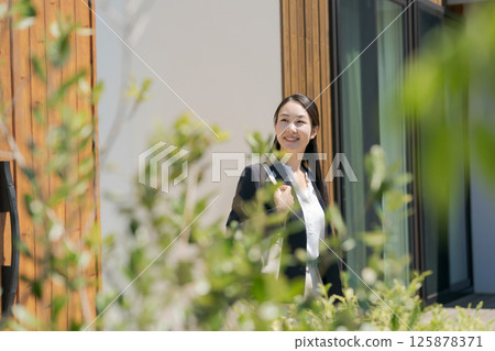 一名身著西裝的女子走出入口 125878371