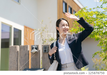 一名身著西裝的女子走出入口 125878750